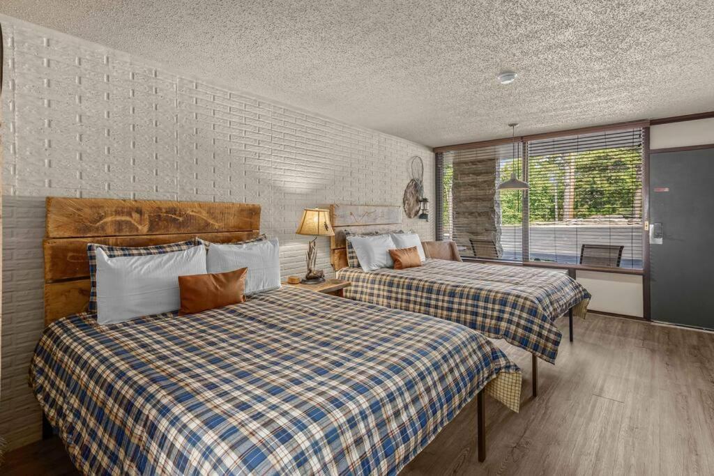 Stonegate Lodge 2 Queen Beds Fast Wifi 50" Tv Salt Water Pool Room #207 Eureka Springs Exteriér fotografie